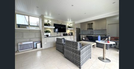 Rare Opportunity: Rent the Entire 5-Bed Property – Main Home + Granny Flat, Massive Space! - Photo 5