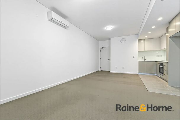 Stunning Sunlit One-Bedroom Apartment with Study in Ryde - Photo 1