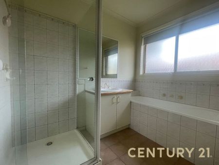 Beautiful 2 Bedroom Unit in Sought-After Pocket of Edithvale - Photo 3