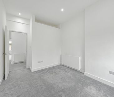 3 bedroom flat to rent - Photo 4