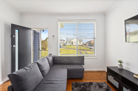 Comfortable Three-Bedroom Home in Convenient Warrawong Location - Photo 4