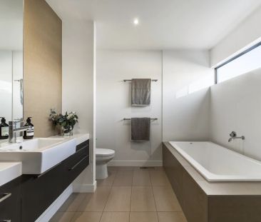 CONTEMPORARY LIFESTYLE ON THE BEACH EDGE! - Photo 3