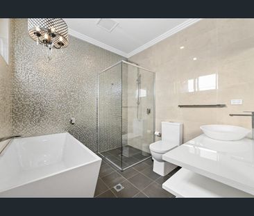 Stylish townhouse in a beachside locale - Photo 3