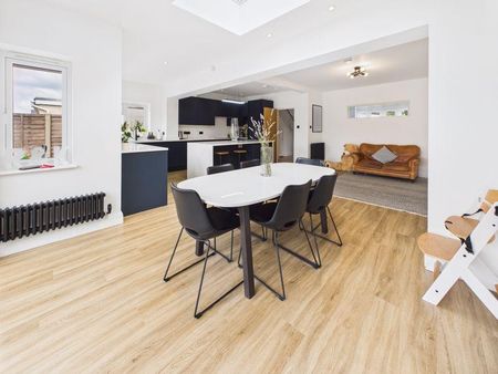 5 bedroom detached house to rent - Photo 3