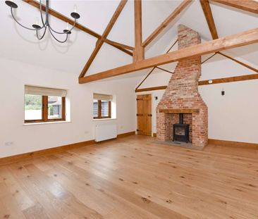 Converted stables in country estate setting with views over fields - Photo 6