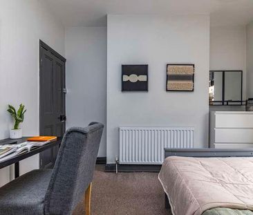 Thesiger Street // Bed Student House // Aug, LN5 - Photo 1