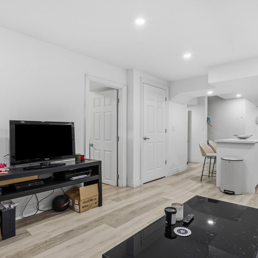 For Lease - 907 Oaktree Crescent Unit# Basement, Newmarket, Ontario - Photo 1