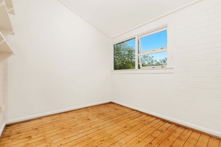 Tranquil Renovated First Floor Apartment in Character Art Deco Block - Photo 2