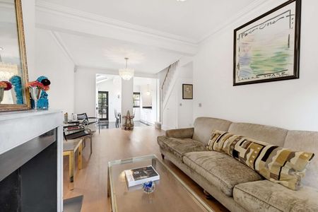 Three bed house located in the Shaftsbury Estate, Battersea - Photo 4