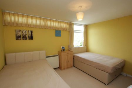 Poplar Grove, Woking, Surrey, GU22 - Photo 2