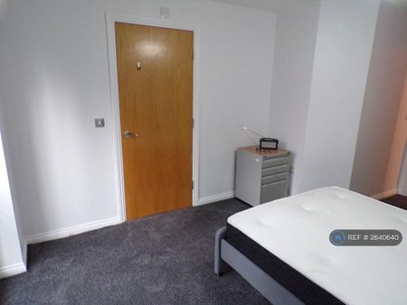 3 bedroom flat to rent - Photo 4