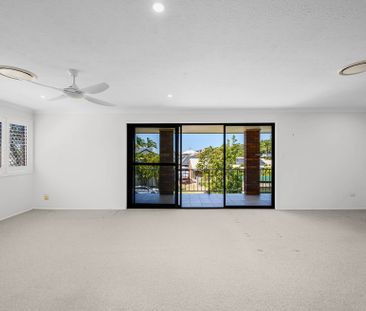 Spacious Family Home in Quiet Leafy Street - Photo 4