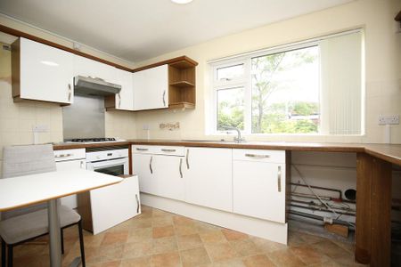 2 bedroom ground floor flat to rent - Photo 2