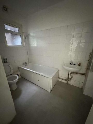 Flat Basement, Ilford Lane, Ilford, IG1 - Photo 5