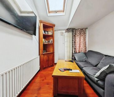 2 bedroom House To Let Total Size: 689 SQ FT - Photo 3