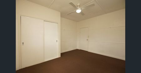 SPACIOUS THREE BEDROOM HOME - Photo 5