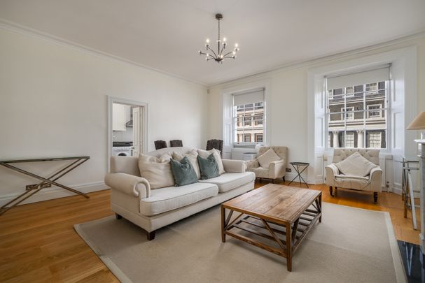 A spacious one-bedroom apartment with lift access in Belgravia - Photo 1