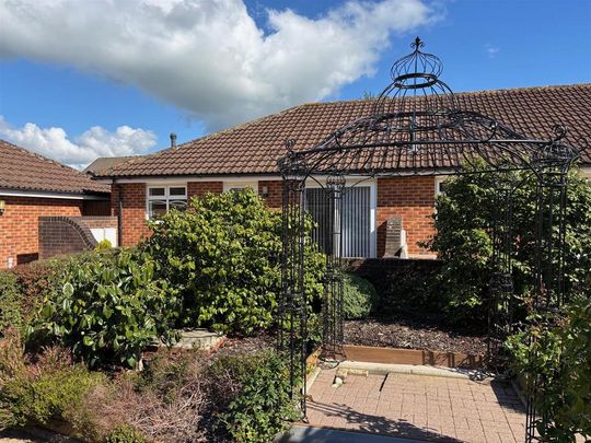 2 bedroom bungalow to rent - Photo 1