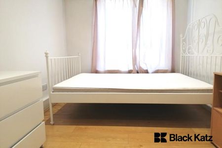 Spacious and bright three bedroom flat in a small purpose built block - Photo 2