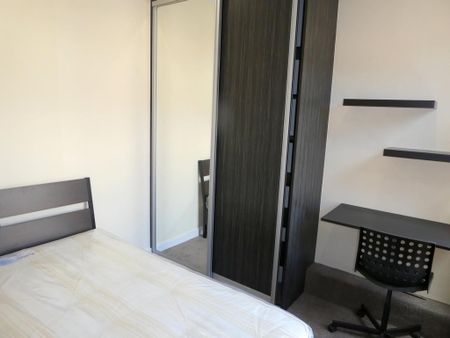 5 bedroom end of terrace house to rent - Photo 2
