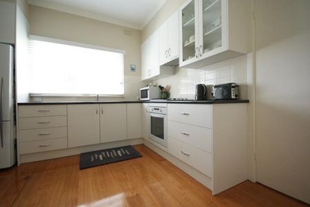 Family Living in Burwood - Photo 5