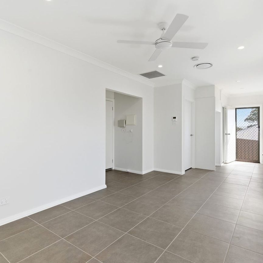 Spacious 1 Bedroom Unit – Convenient & Low Maintenance Living - Photo 1