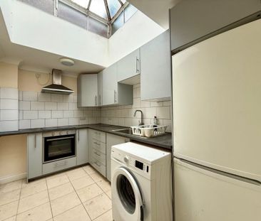 2 Bedroom Flat / Apartment - Lodge Road, Southampton - Photo 2