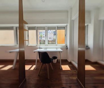 Room in a shared 7-bedroom apartment for rent in Lisbon. - Foto 2