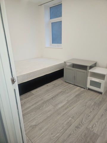 1 Bed Flat, West India Dock Road, E14 - Photo 3