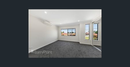 Stunning Townhouse - Photo 2