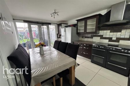 3 bedroom end of terrace house to rent - Photo 3