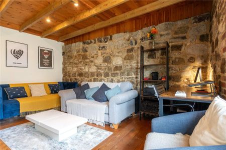 6 bedroom detached house to rent - Photo 2