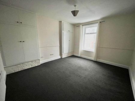 3 bedroom flat to rent - Photo 3