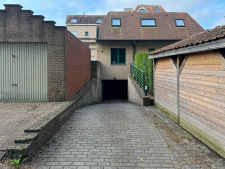 Gelijkvloersappartement met 2 slaapkamers en ruime autostaanplaats. - Foto 2