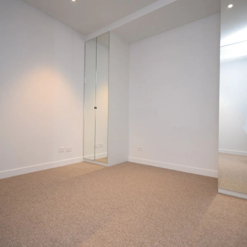 1 BEDROOM + STUDY LUXURY APARTMENT - Photo 1