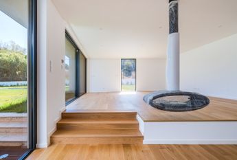 Moradia T6 de arquitetura moderna inserida no Golfe de Oeiras