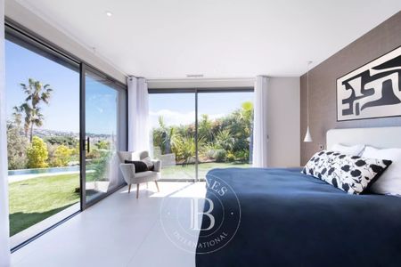 LOCATION SAISONNIÈRE - SAINTE-MAXIME - VILLA MODERNE APERÇU MER - CENTRE-VILLE - 4 CHAMBRES - Photo 4