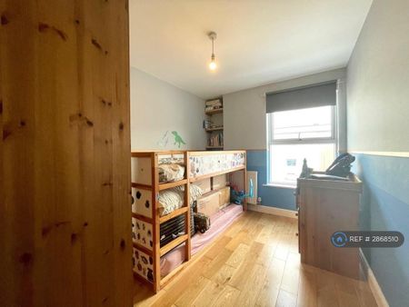 2 bedroom flat to rent - Photo 2