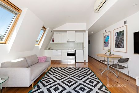 FULLY FURNISHED, ONE BEDROOM APARTMENT OFF GERTRUDE STREET! - Photo 2