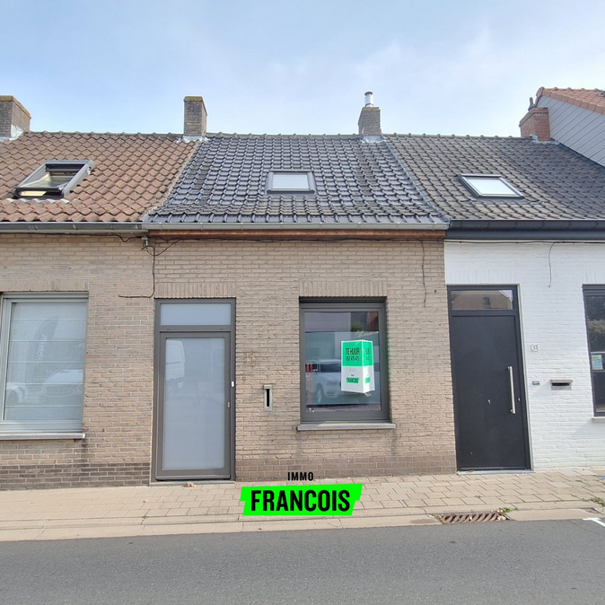 Gerenoveerde woning met 2 slaapkamers en koertje in centrum Poperinge. - Photo 1