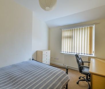 4 Bed Semi-Detached House, Finchley Road, M14 - Photo 1