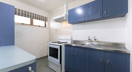 2 Bedrooms in West End - Photo 2