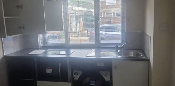 Studio to rent - Photo 2