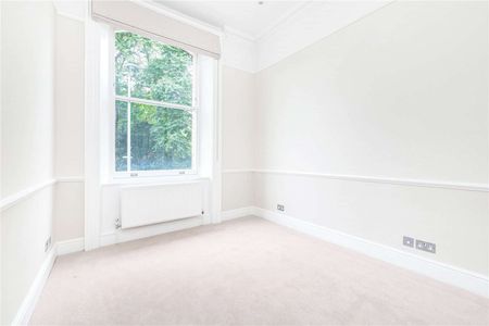 Bright and spacious three bedroom apartment with views over Carlyle Square . The property further benefits from a large roof terrace. - Photo 2