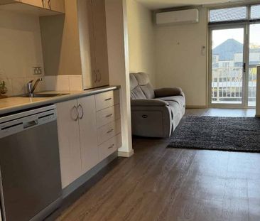 Sunny Two-Bedroom Townhouse - Edgeware - Photo 1