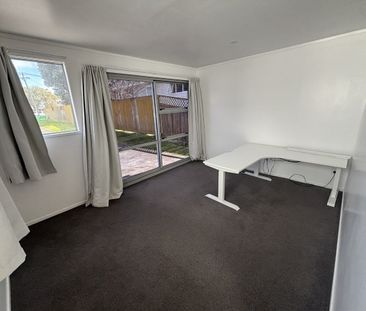 Tidy 2-Bedroom Unit in Papakura – Ideal for Couples or Small Families - Photo 2