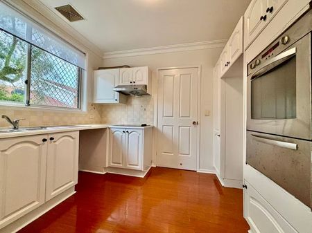 Freshly Painted Spacious Townhouse in a Prime Penshurst Location - Photo 5