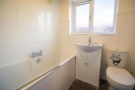 4 bedroom semi-detached house to rent - Photo 2