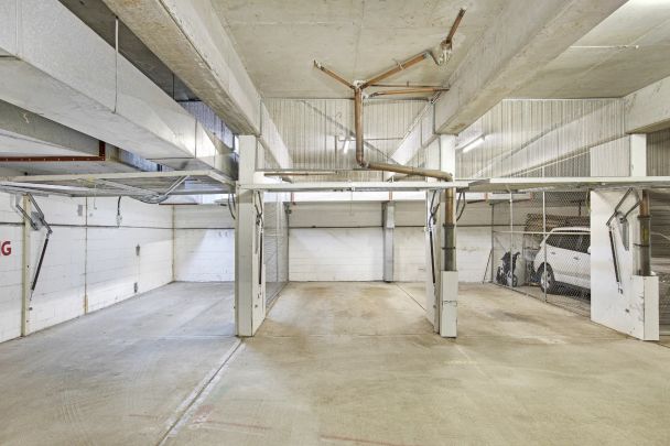 Whole Floor Penthouse Apartment With Triple Lock Up Garages - Photo 1