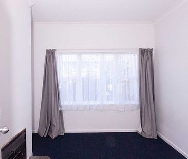 Large, sunny 3 bedroom family home on quiet street - Photo 1